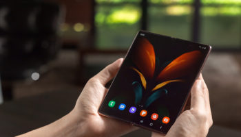 011 galaxyzfold2 lifestyle image