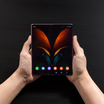 012 galaxyzfold2 lifestyle image