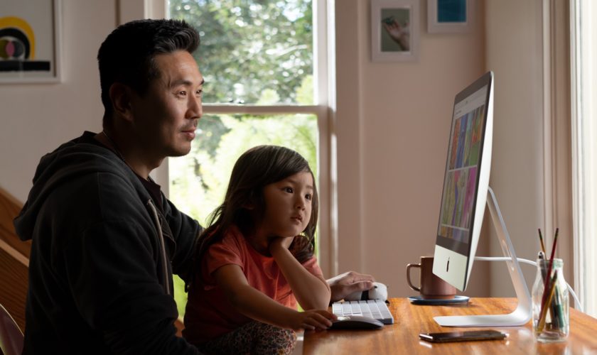 Apple a annoncé un nouvel iMac, l’ancien est donc en promotion et « abordable » 88 Apple iMac update father and chi
