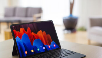 010 galaxytabs7plus lifestyle image