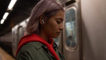 Apple AirPods Pro Lifestyle 1028