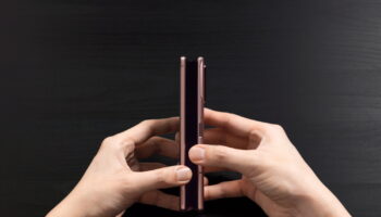 002 galaxyzfold2 lifestyle image