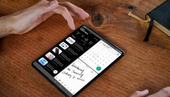 010 lifestyle galaxyzfold3 5g phantomblack