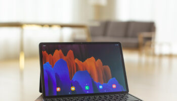 011 galaxytabs7plus lifestyle image