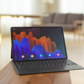 011 galaxytabs7plus lifestyle image