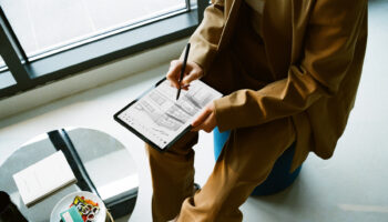 018 galaxytabs7 tabs7plus lifestyle image 2