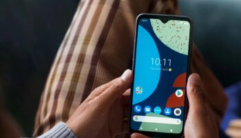 Fairphone 02 grey phone in hand