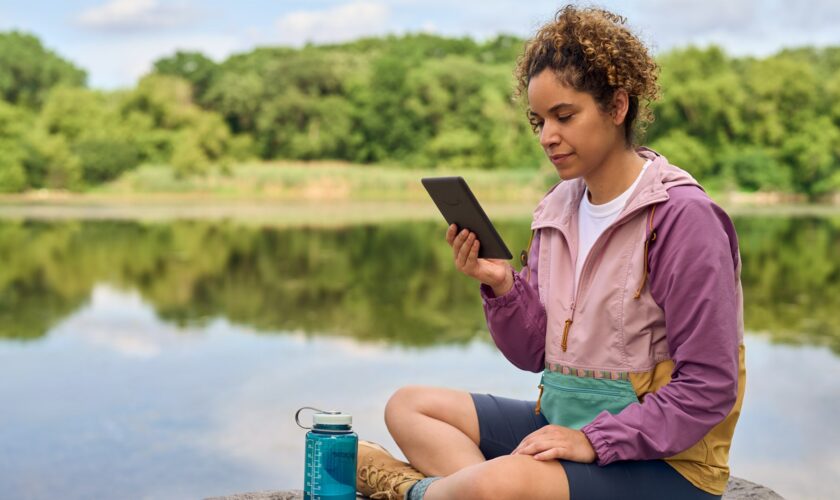 La Kindle Paperwhite est enfin mise à jour avec un écran plus grand, l'USB-C et plus encore 90 OWQzZmJmMTMt. CB641363096