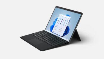 Surface Pro 8 with Type Cover un