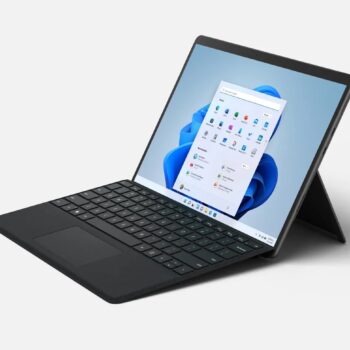 Surface Pro 8 with Type Cover un