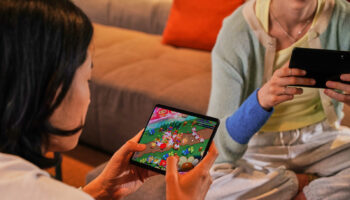 003 lifestyle galaxyzfold3 5g phantomblack