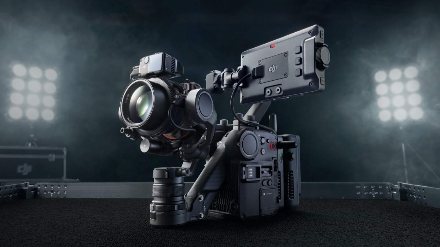 La DJI Ronin 4D est une caméra de cinéma avec un cardan intégré et une mise au point LIDAR