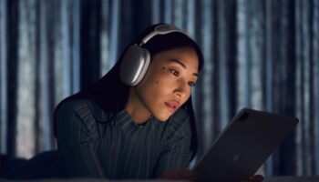 apple airpods max listening expe