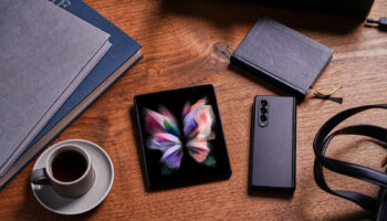 013 lifestyle galaxyzfold3 5g phantomblack