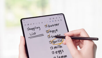 020 galaxyzfold3 5g hands on s pen phantomblack