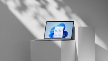 WIN21 AtrractRender Laptop01 16x