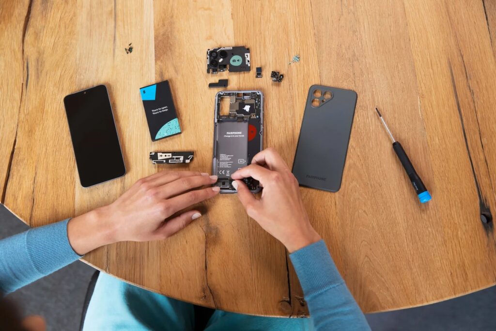 Fairphone 09 repairing grey phon