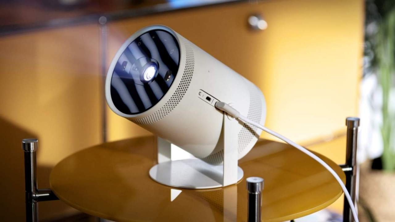 CES 2022 : le minuscule projecteur Freestyle de Samsung est amusant