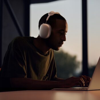 apple airpods max listening expe