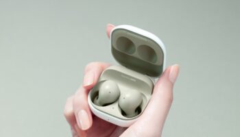 006 galaxybuds2 handson olive