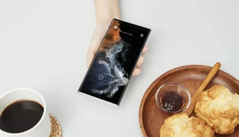 029 hands on galaxys22ultra phan