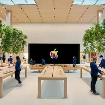 Apple New store opening Yas Mall
