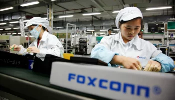 100642777 foxconn worker assembl