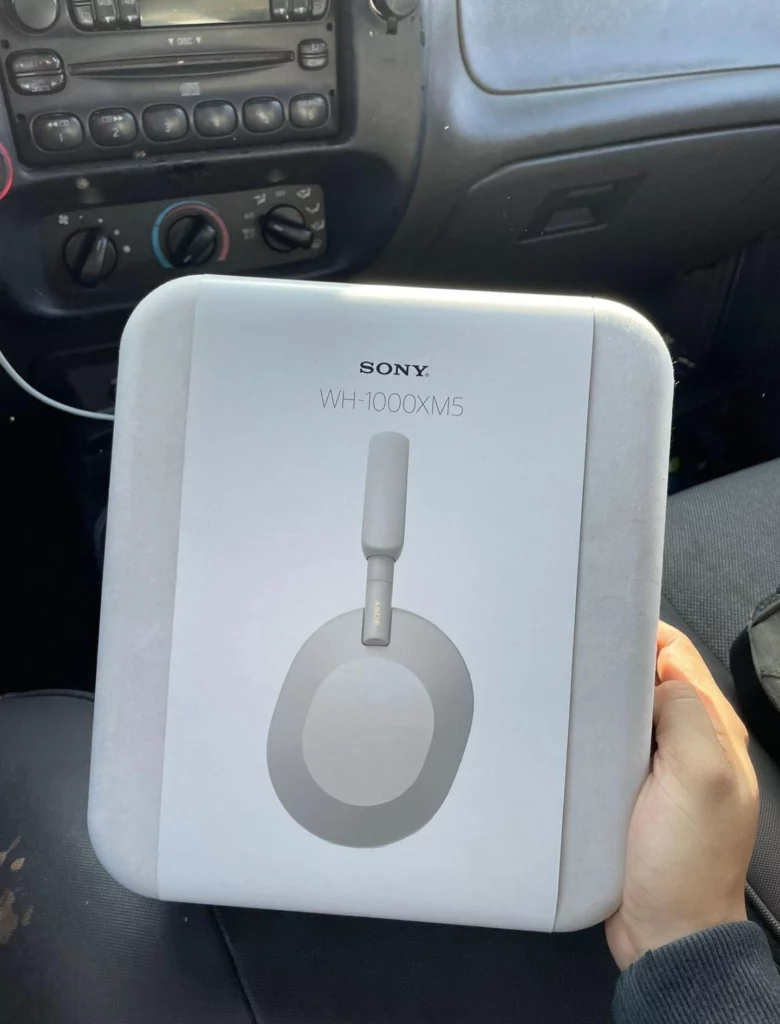 Des photos de l'emballage du casque phare Sony WH-1000XM5 sont apparues 48 7TP4oHA
