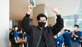 Apple Myeongdong opening day cus