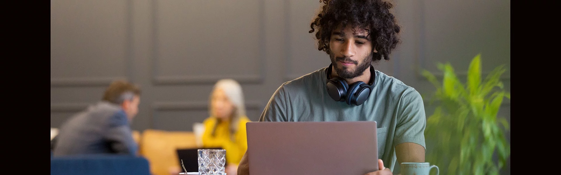 Man with headphones cafe 1920x60 1