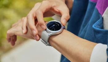 002 lifestyle galaxywatch4classic silver 1440x960 1
