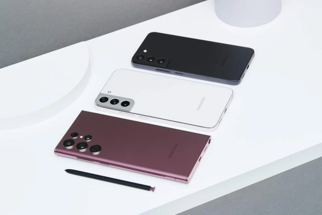 036 family galaxys22ultra burgundy galaxys22plus phantomwhite galaxys22 phantomblack 1440x960 1