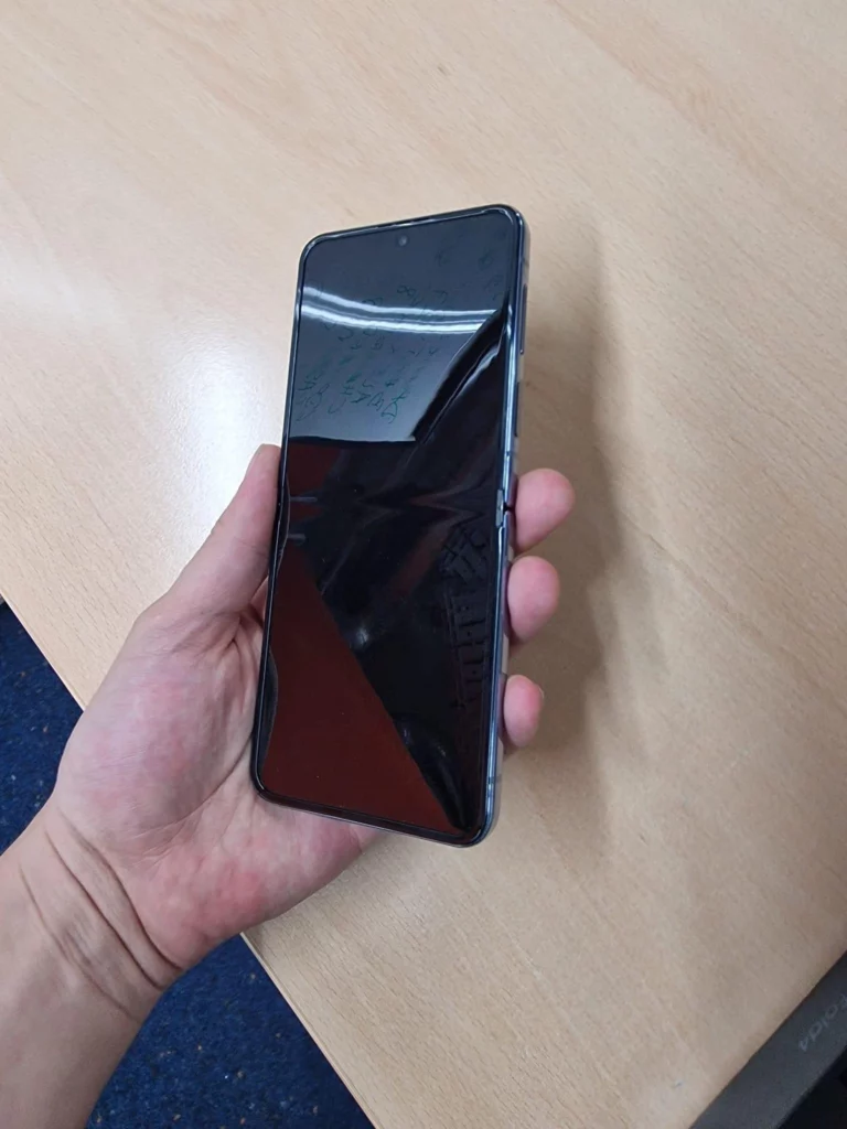 Le Galaxy Z Flip 4 vient de s'afficher dans une prise en main 51 FZef bcWQAALOoN