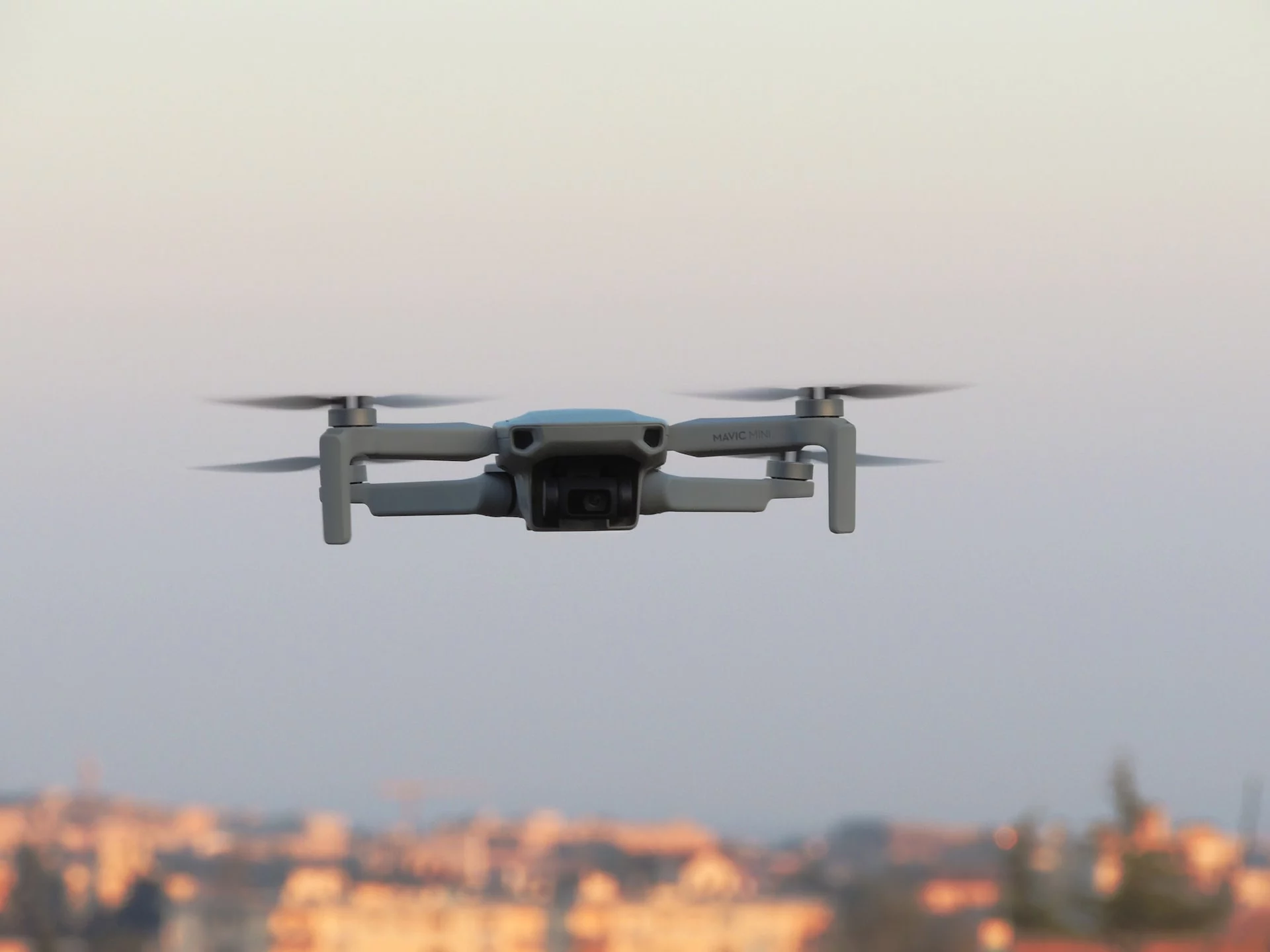 Le DJI Mavic 3 devient le tout premier drone à obtenir le certificat de drone C1 dans l'UE 49 maxence pion fYpxOSMvCO0 unsplash jpg