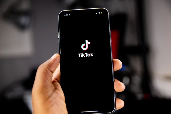 Voici comment TikTok surveille silencieusement votre activité sur le Web
