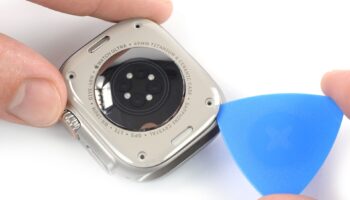 Apple Watch Ultra back pry