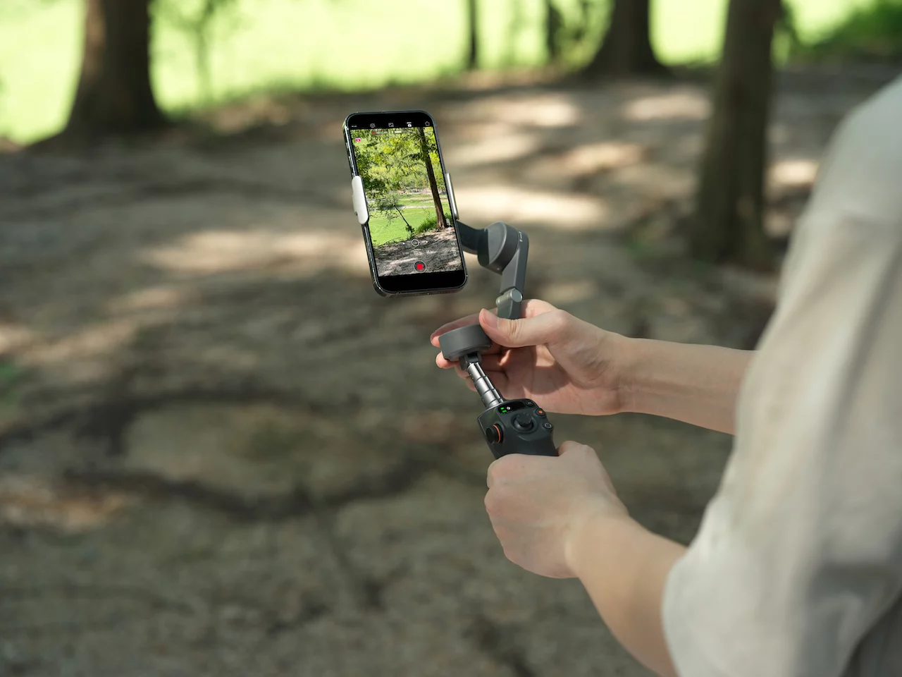 Voici le DJI Osmo Mobile 6 avec une stabilisation à 3 axes, et un nouveau panneau d’état