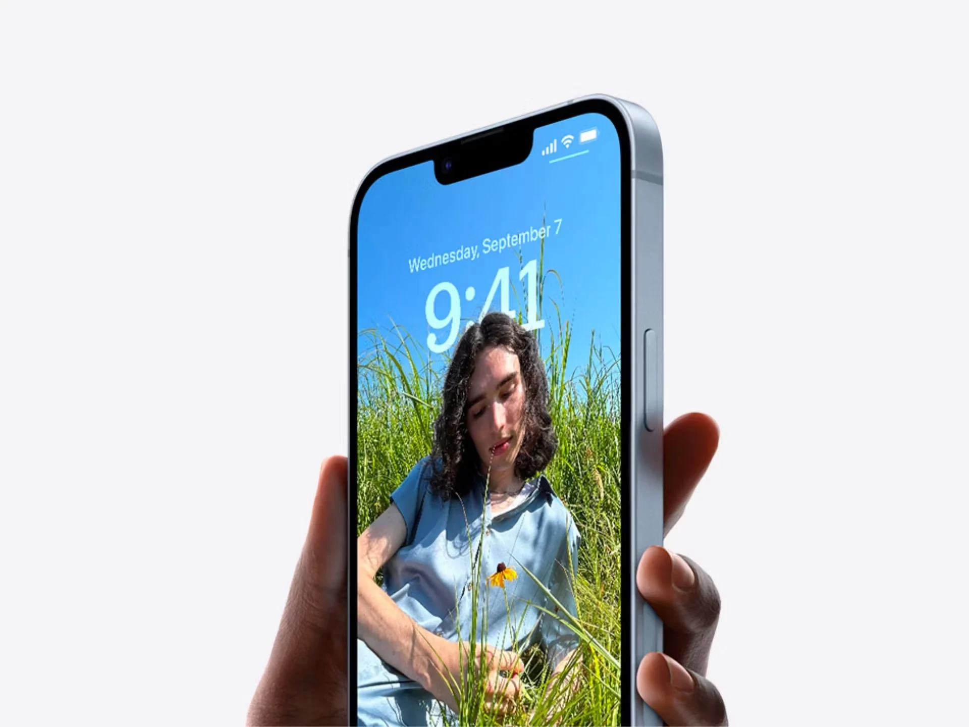 LI iPhone 14 close up holding in