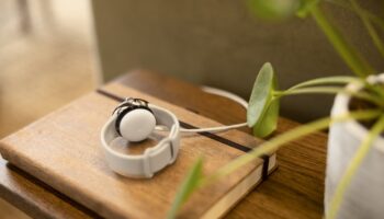 41 Google Pixel Watch Chalk Active Charging 1