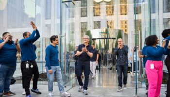 Apple Fifth Avenue New York Tim