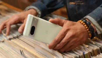 Google Pixel 7 in Hand Android L