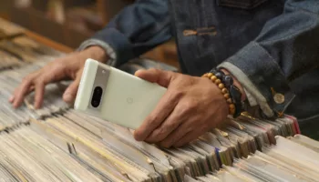 Pixel 7 Lemongrass Lifestyle 1