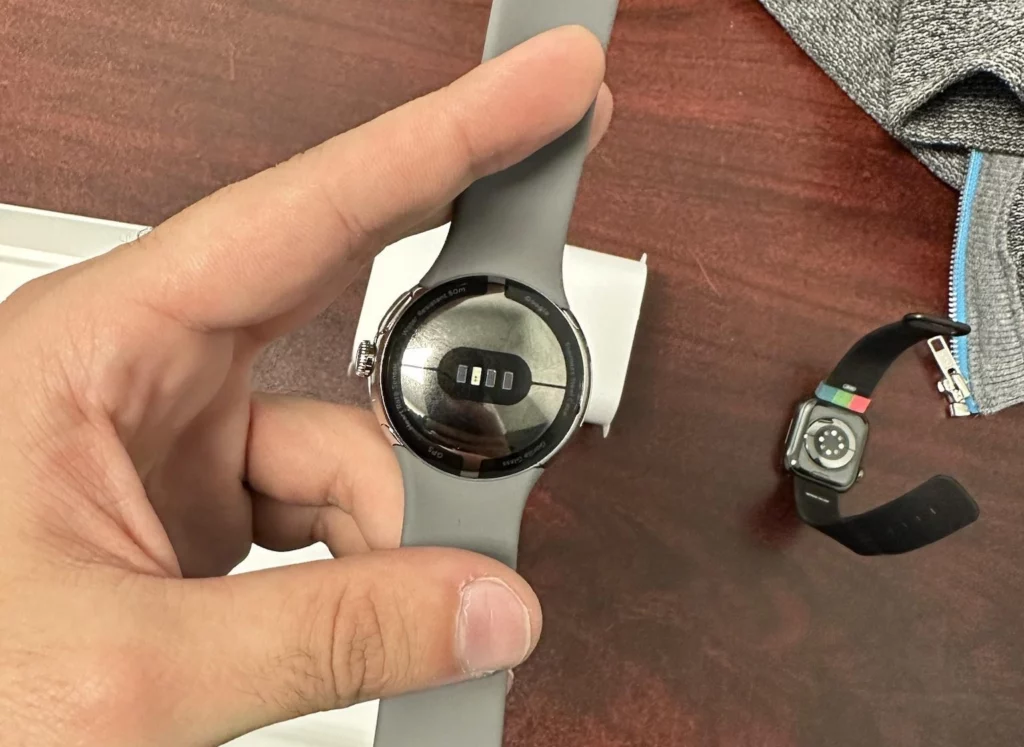 La Pixel Watch est déballée en avance par un Redditor 43 WikSolk 1024x747 jpeg
