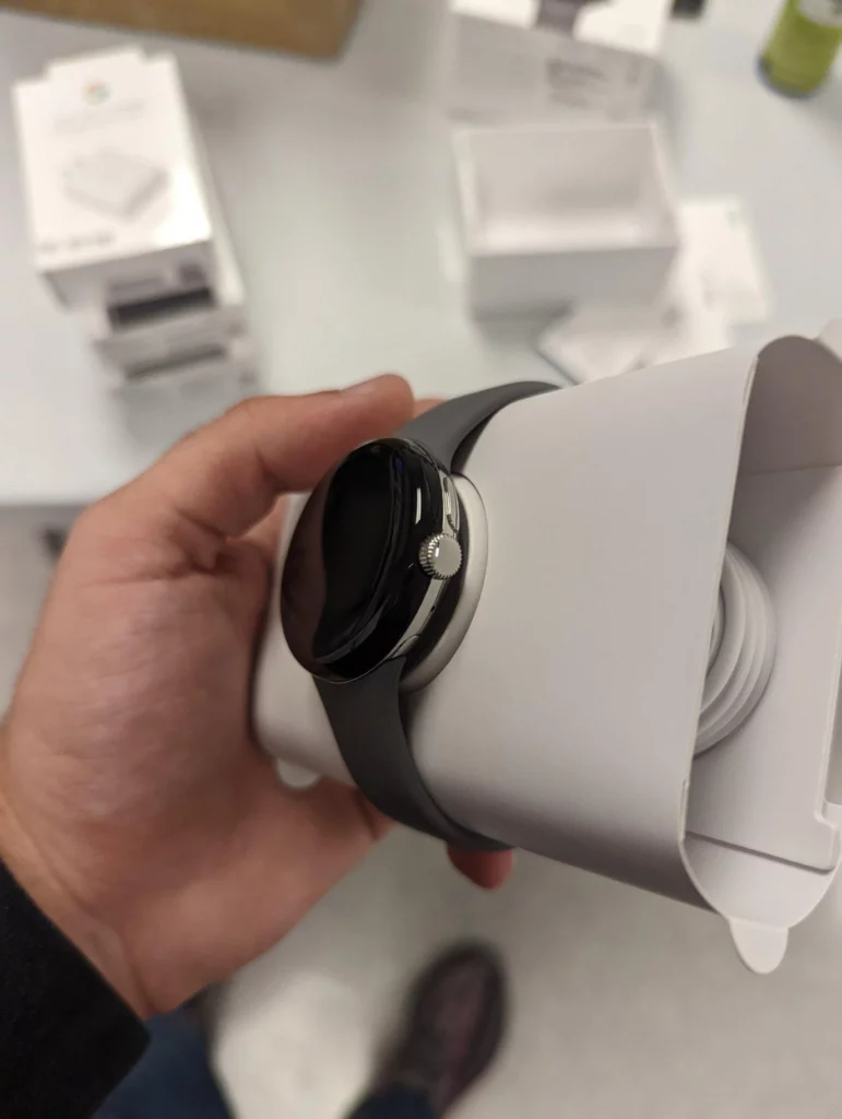La Pixel Watch est déballée en avance par un Redditor 54 h2I5diy 771x1024 jpeg