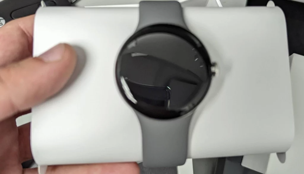 La Pixel Watch est déballée en avance par un Redditor 55 oENQS1l 1024x586 jpeg