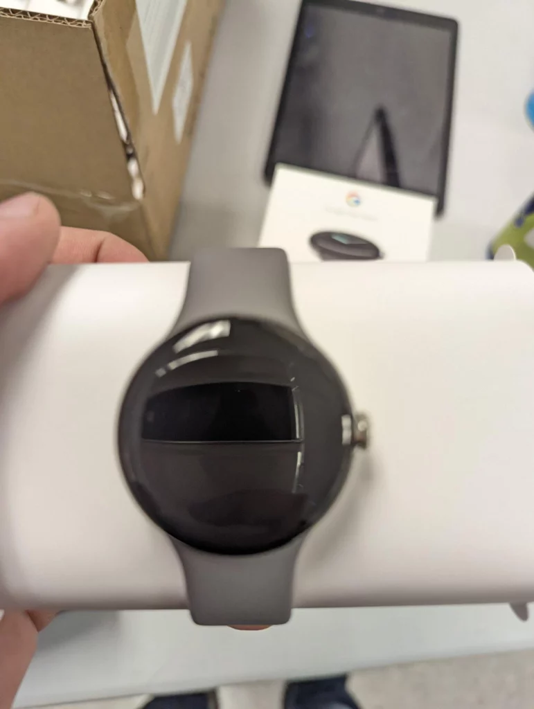 La Pixel Watch est déballée en avance par un Redditor 53 ztX2FCi 771x1024 jpeg