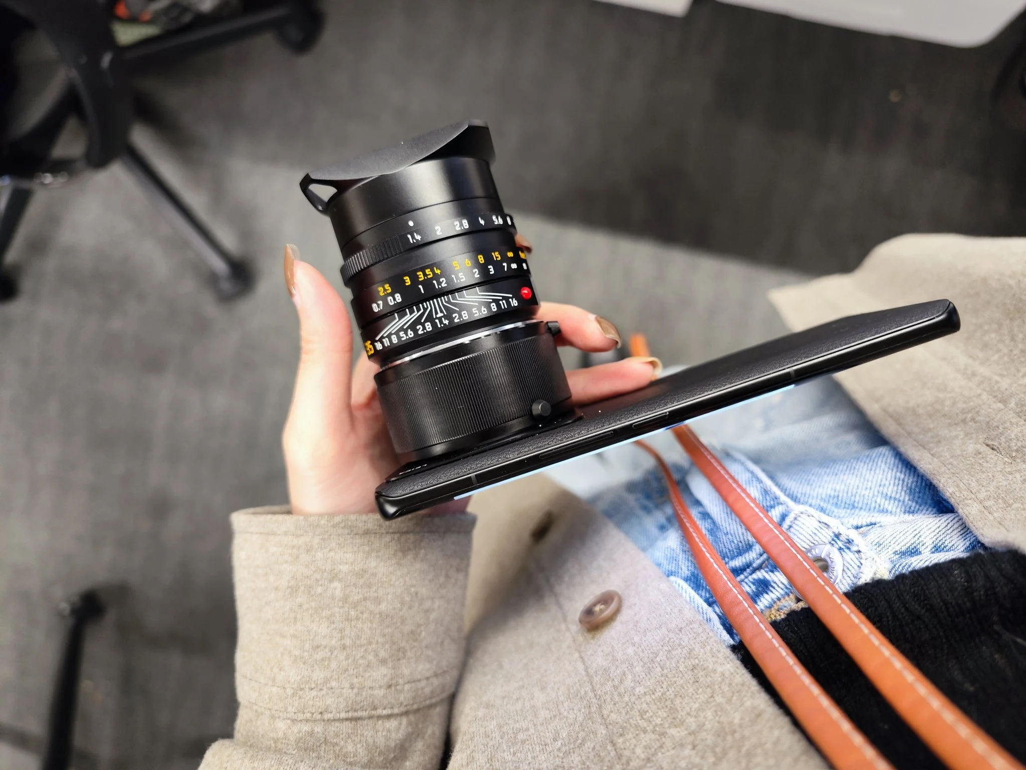 Xiaomi présente un concept qui fixe un objectif Leica de taille normale sur un smartphone