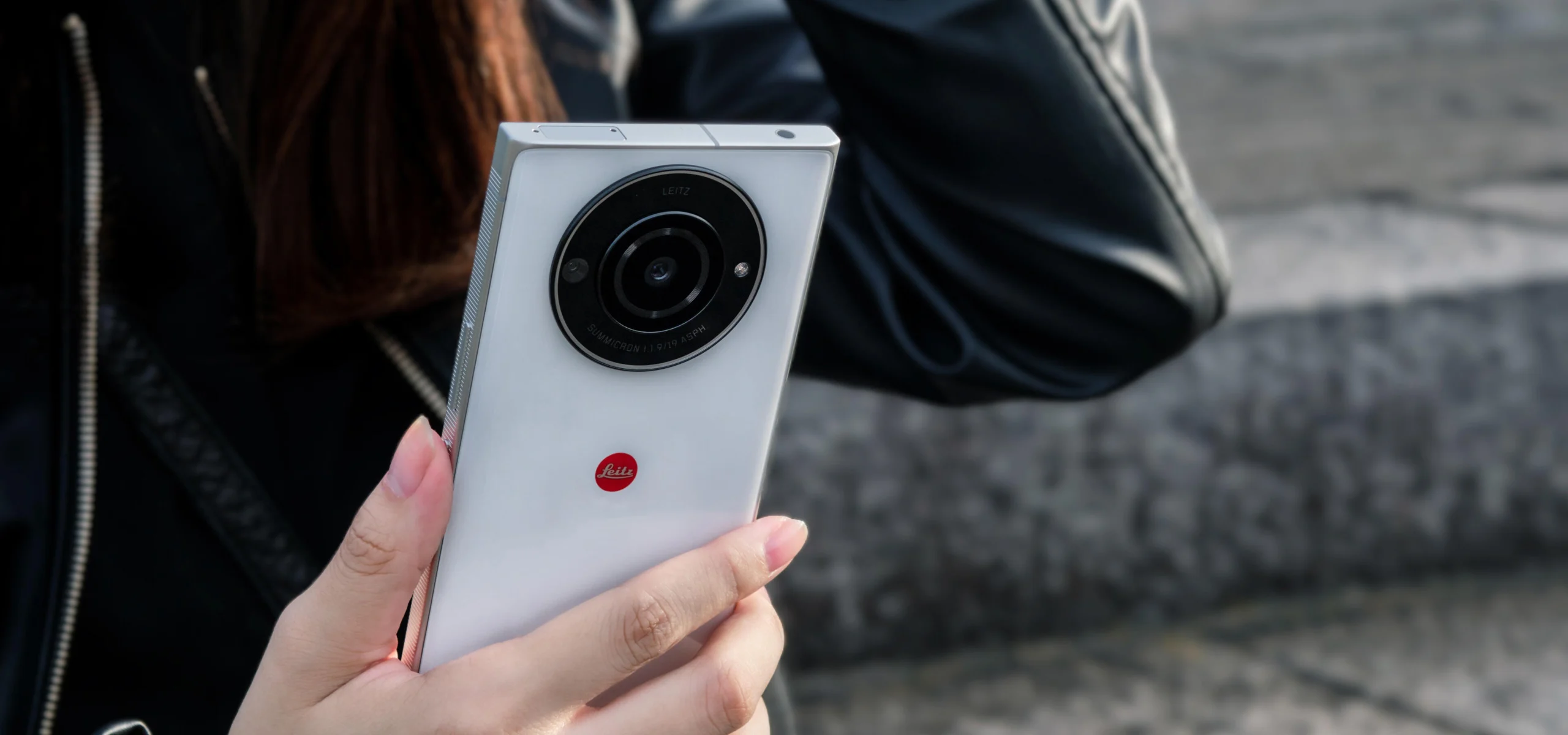 Le Leitz Phone 2 est le nouvel appareil Android de Leica pour les photographes 52 LeitzPhone2 Women cropped scaled