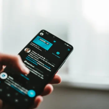 claudio schwarz FMJAYeRwtDY unsplash