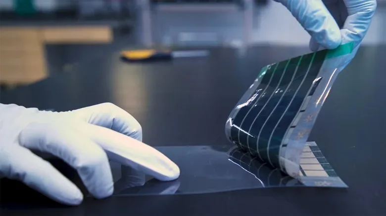 Diese ultradünnen Solarzellen können auf jeder Oberfläche haften und unglaublich viel Energie erzeugen